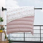 Tendedero plegable con ropa colgada