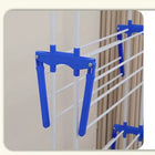 Tendedero plegable con ropa colgada mostrando capacidad