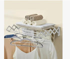 Tendedero extensible con ropa colgada