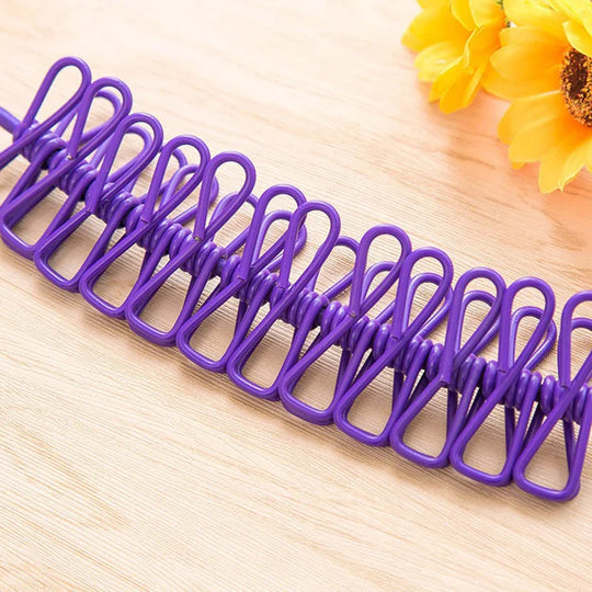 Primer plano de las pinzas de plástico resistente