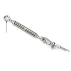 Uso exterior del tendedero en jardín