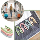 Colgador plegable colgando una chaqueta