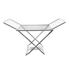 Tendedero plegable con ropa colgada