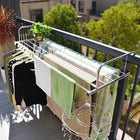 Vista frontal del tendedero plegable con ropa colgada