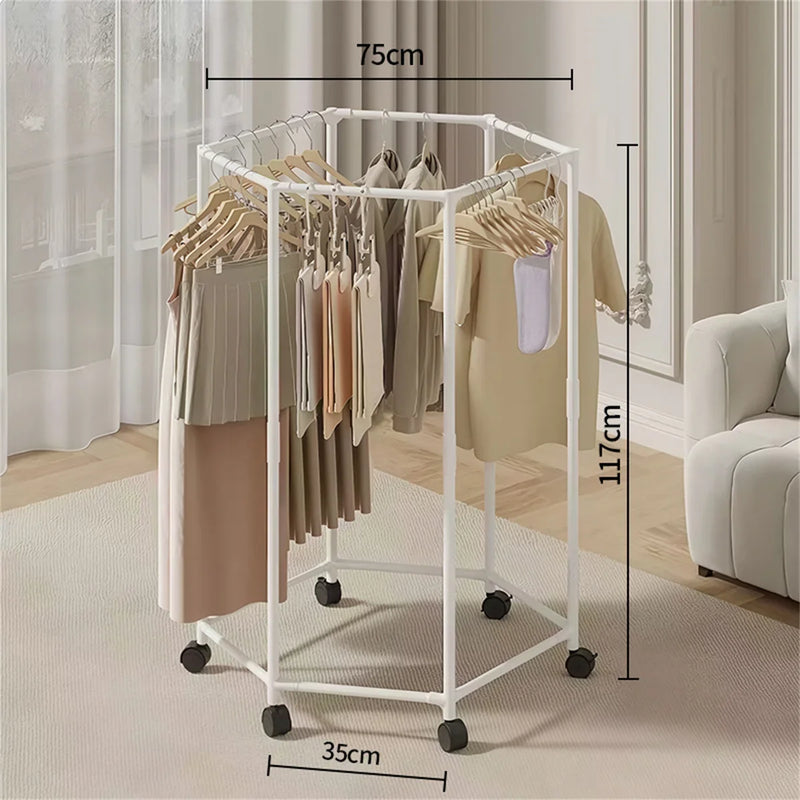 Uso del tendedero de ropa en dormitorio organizado