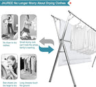 Tendedero de ropa colgando ropa en interior