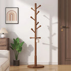 Perchero de madera en habitación
