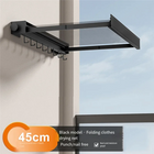 Brazos de aluminio extendidos con ropa