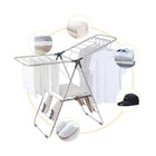 Ropa colgada en tendedero de acero inoxidable