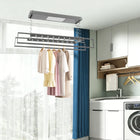 Tendedero retráctil en uso con ropa