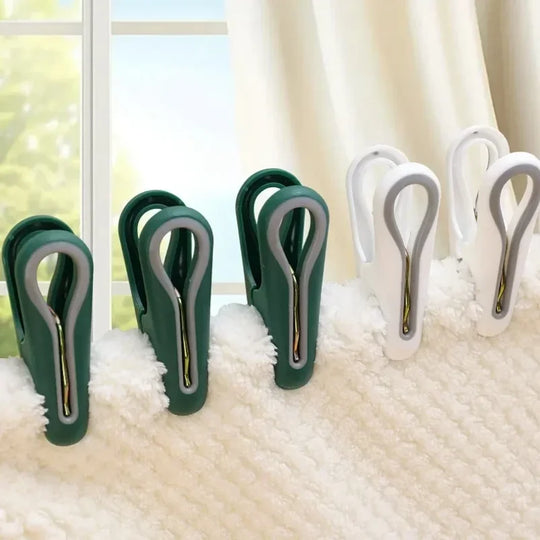 Pinza de ropa sosteniendo un calcetín