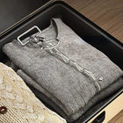 Perchero plegable con ropa colgada en exterior