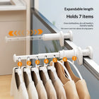 Tendedero extensible con ropa colgada