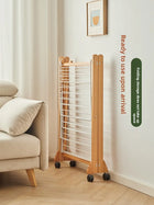 Tendedero plegable de madera en uso con ropa