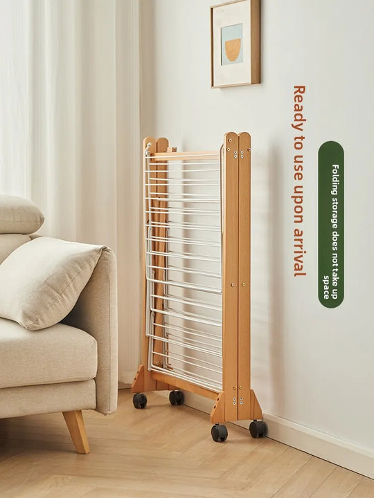 Tendedero plegable de madera en uso con ropa