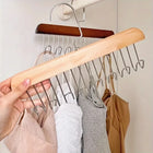 Organizador de madera en color vintage colgado con ropa interior