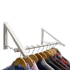 Tendedero plegable con ropa colgada