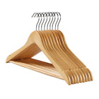 Percheros de madera en armario organizado