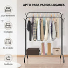 Perchero con abrigos colgados y zapatos en estante
