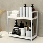 Estante blanco con accesorios de baño y toallas pequeñas