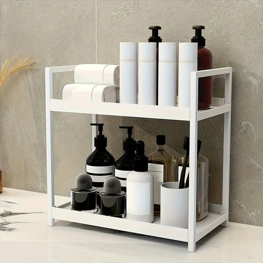 Estante blanco con accesorios de baño y toallas pequeñas