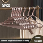 Perchas de metal dorado y rosa dorado