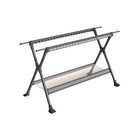 Tendedero plegable con ropa infantil colgada