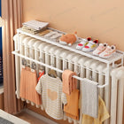 Ropa secándose rápidamente en percha para radiador