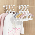 Tendedero en uso con ropa infantil colgada