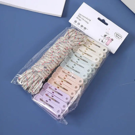 Pinzas coloridas en tendedero portátil