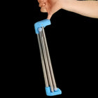 Tendedero extensible usado en una maleta para viaje