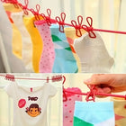 Pinzas de ABS y cuerda de nailon en primer plano