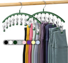 Organizador colgante en armario moderno