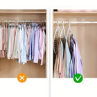 Percha multiorificio antideslizante en armario con ropa