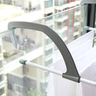 Tendedero torre en terraza exterior con ropa