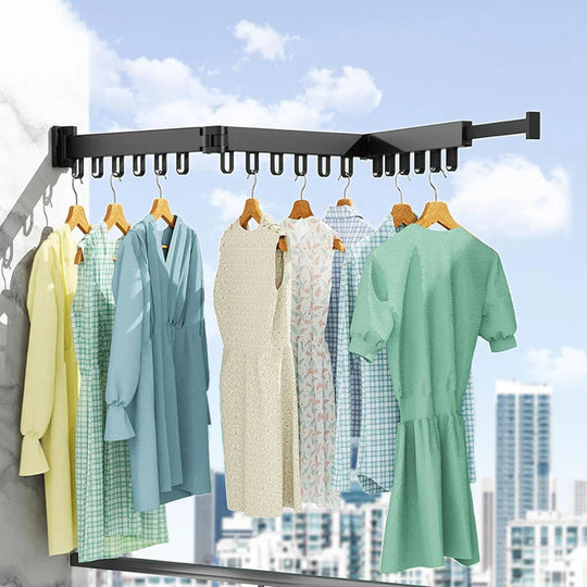 Detalle de brazos retráctiles y orificios para colgar ropa