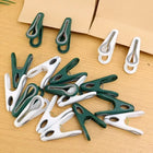 Pinzas de ropa color verde apagado y blanco