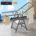 Tendedero de ropa plegable en balcón exterior