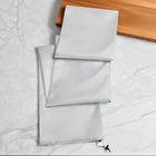 Detalle de cremallera impermeable y costuras selladas