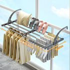 Tendedero en uso con ropa variada