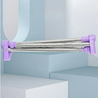 Tendedero plegable con perchas colgando