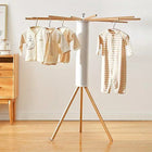 Tendedero plegable de pie con ropa colgada