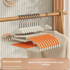Perchas apiladas para almacenamiento compacto