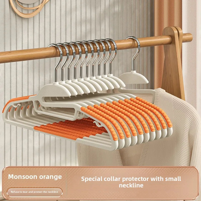 Perchas apiladas para almacenamiento compacto