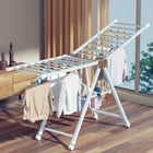 Tendedero con ropa colgada en habitación